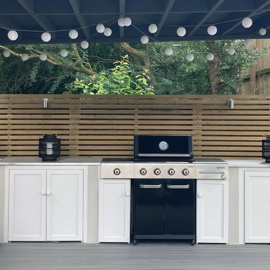 17 Stylish Horizontal Fence Designs That Will Transform Your Outdoor Privacy A Backdrop for Cooking