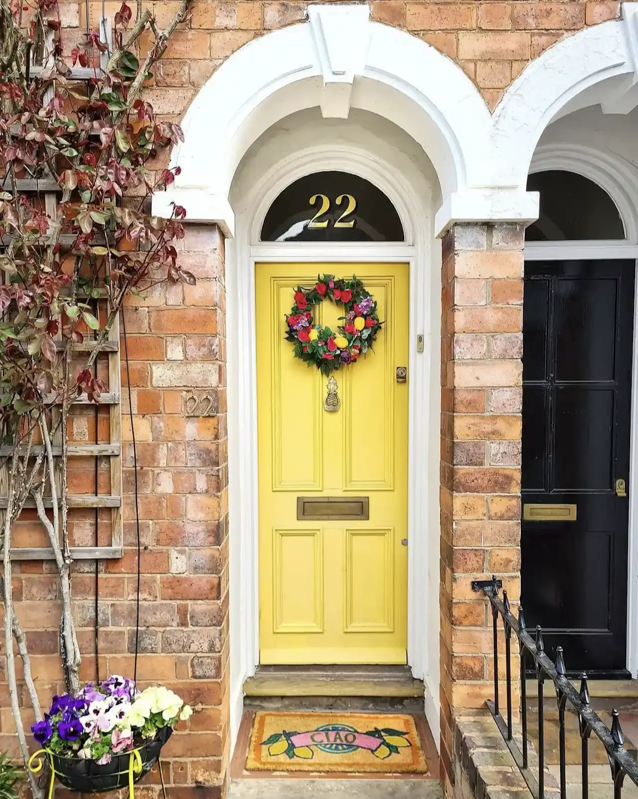 25 Beautiful Summer Wreath Ideas to Brighten Your Front Door 4 A Colorful Wreath That Coordinates