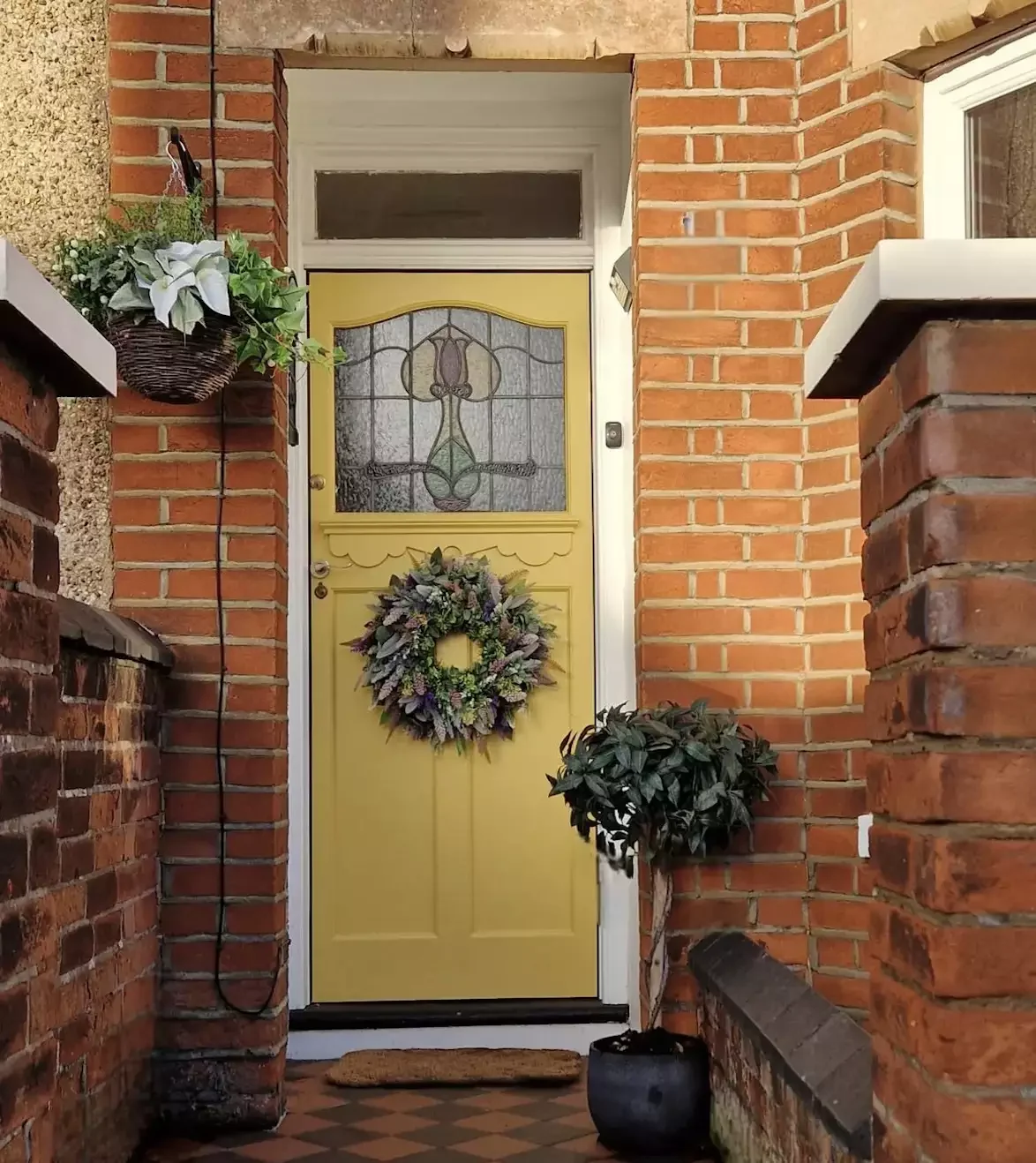 25 Beautiful Summer Wreath Ideas to Brighten Your Front Door 19 A Coordinating Wreath