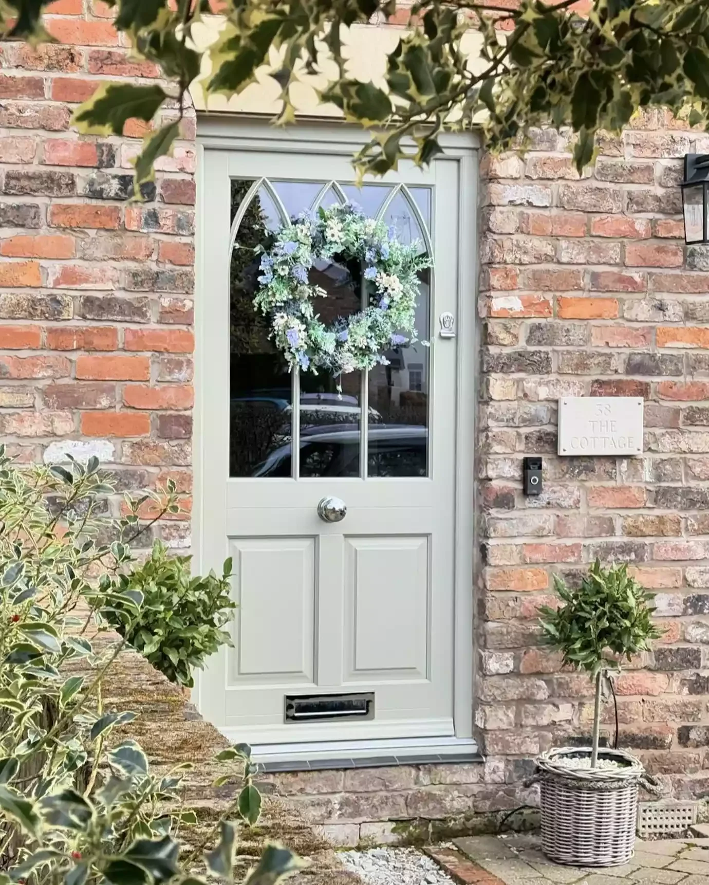 25 Beautiful Summer Wreath Ideas to Brighten Your Front Door 21 A Cottage-Like Wreath