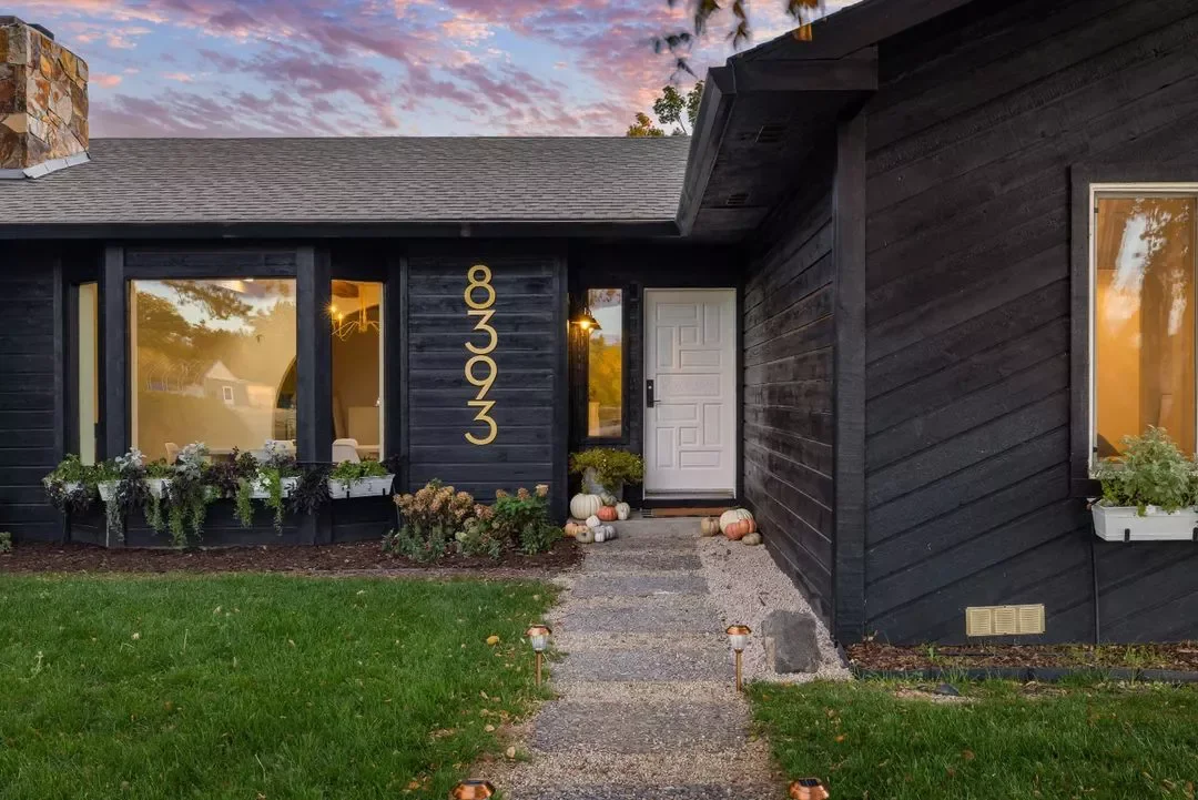 28 Creative Halloween Decorating Ideas You'll Want to Try Right Now 19 A Cute Collection of Pumpkins