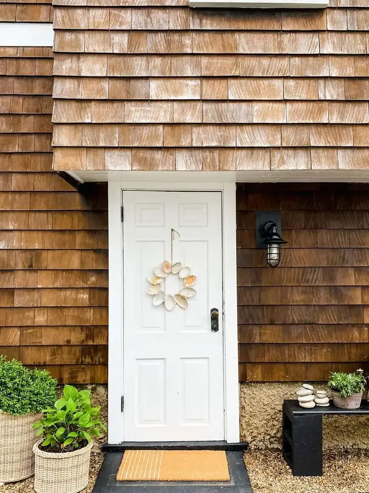 25 Beautiful Summer Wreath Ideas to Brighten Your Front Door 9 A DIY Clam Wreath