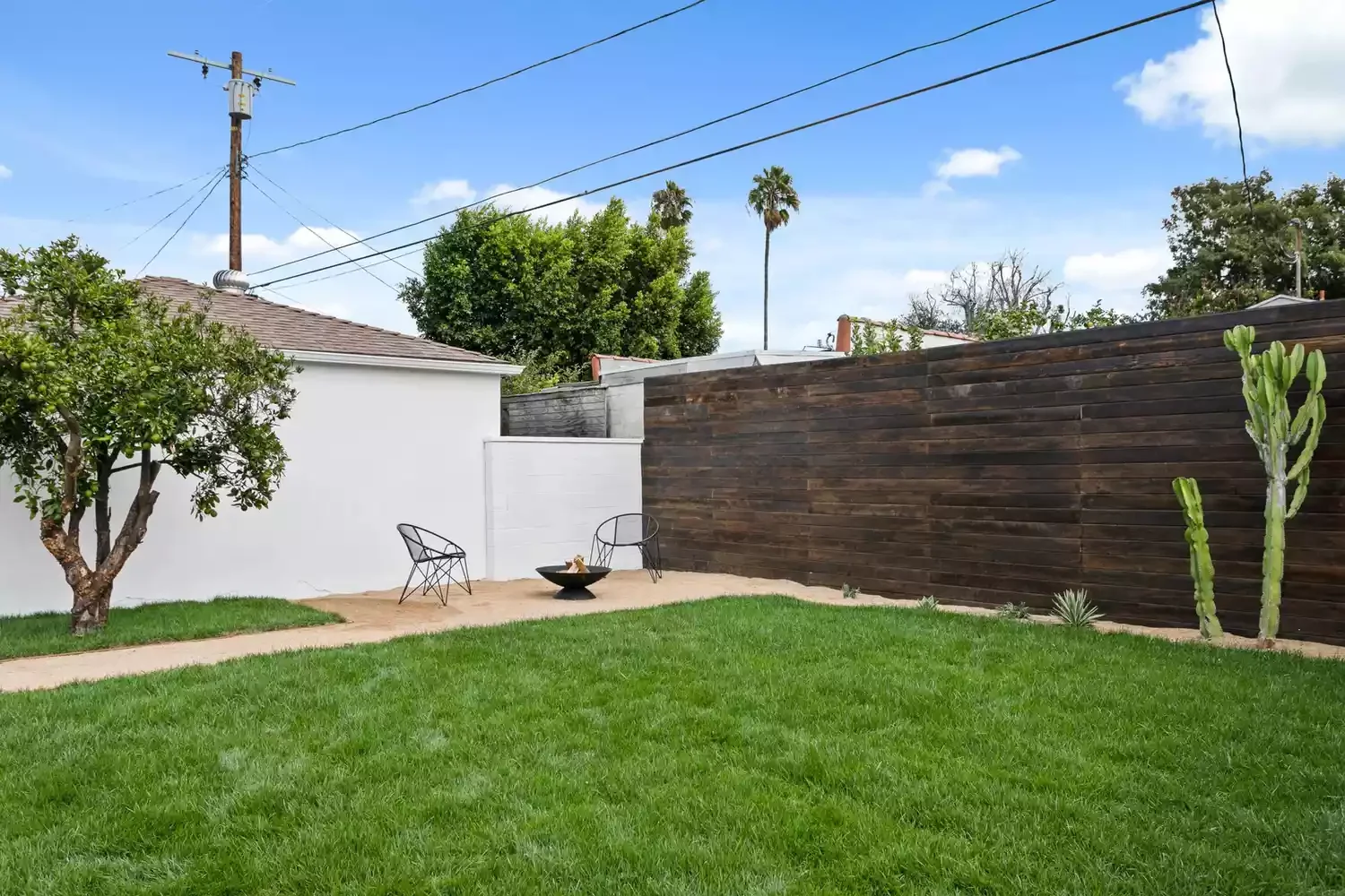 45 Beautiful Backyard Pathway Ideas to Transform Your Outdoor Space A Dirt Pathway