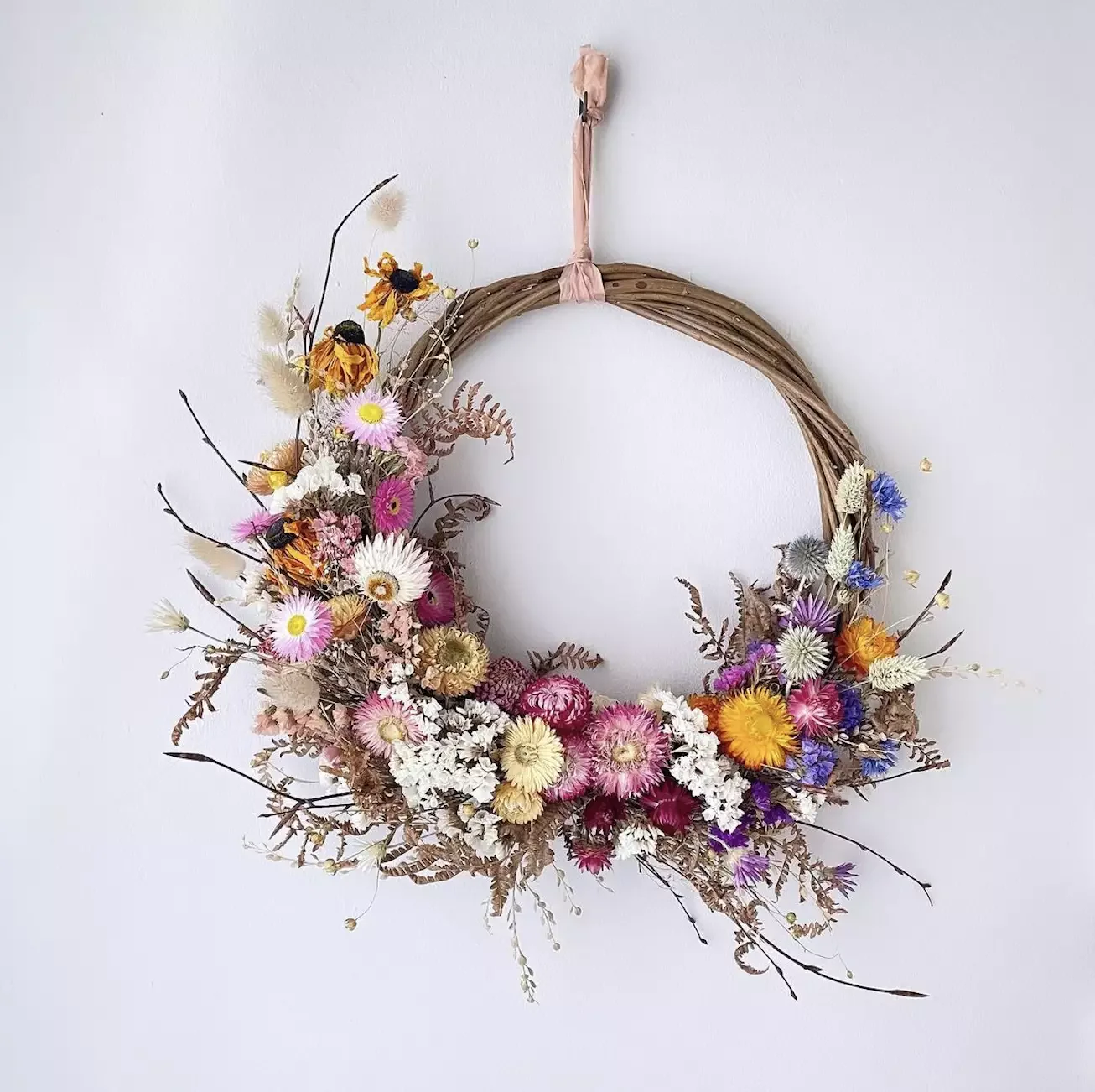 25 Beautiful Summer Wreath Ideas to Brighten Your Front Door 5 A Dried Floral Wreath
