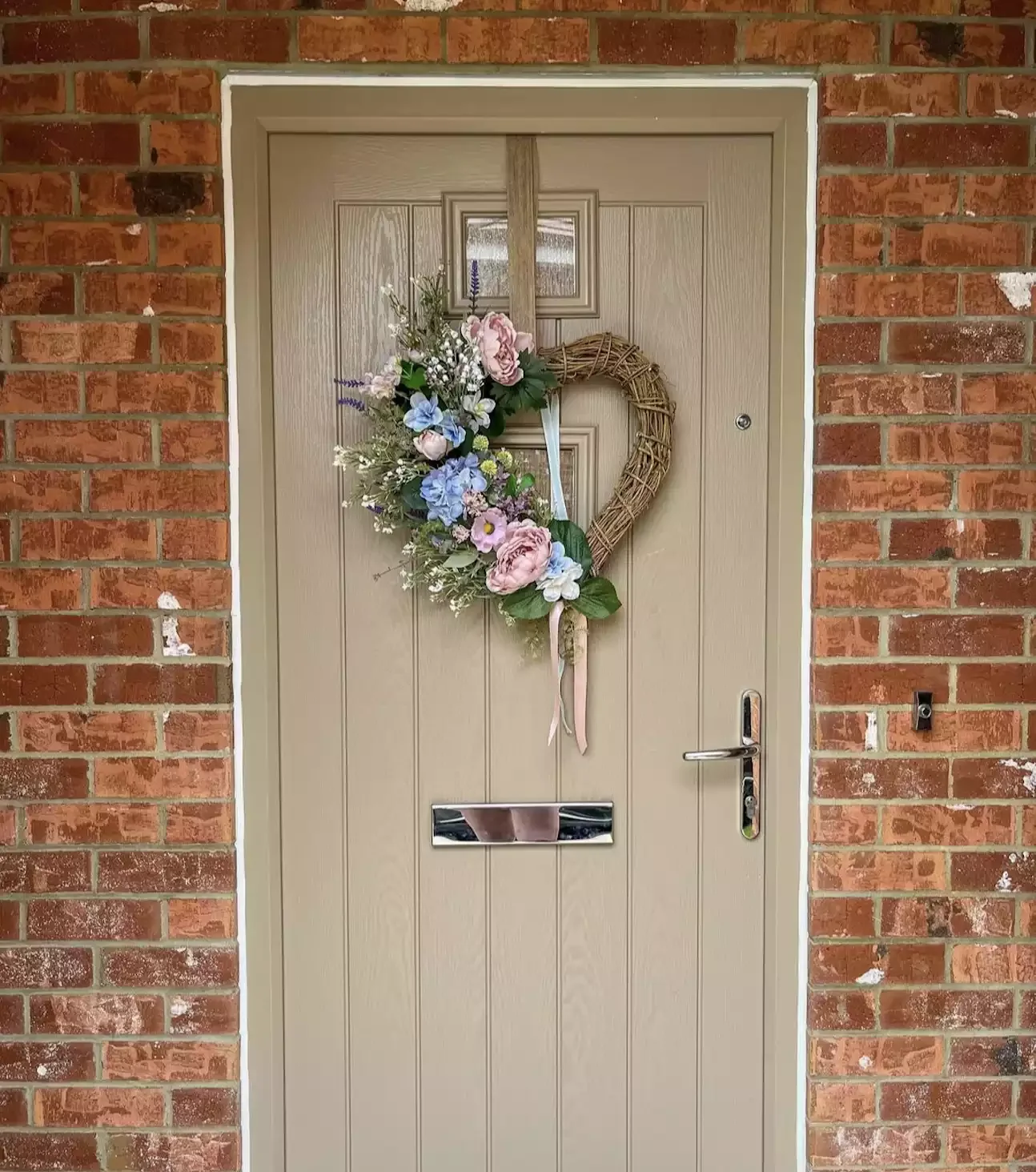 25 Beautiful Summer Wreath Ideas to Brighten Your Front Door 10 A Heart-Shaped Summer Wreath