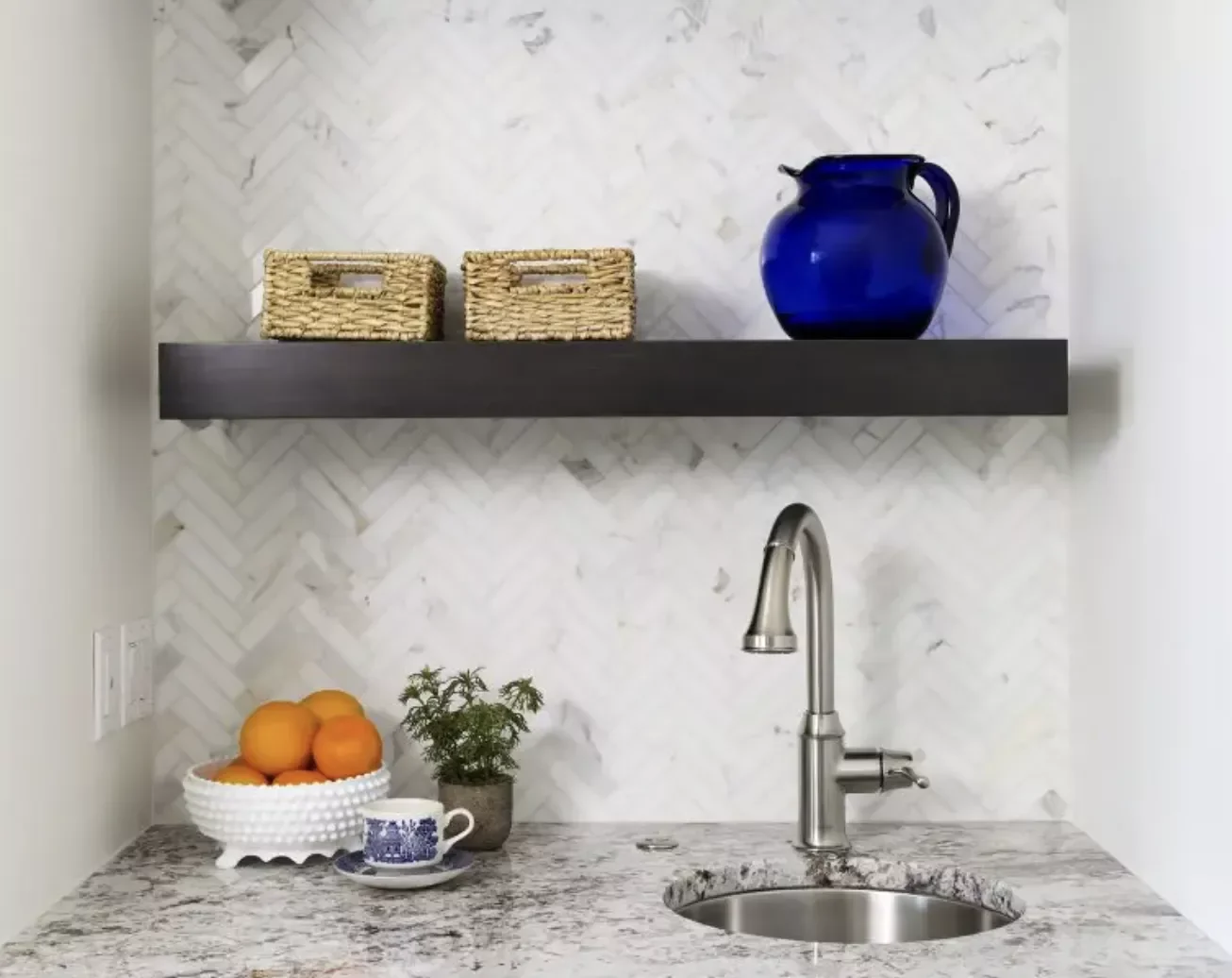 37 Stunning Backsplash Ideas That Make White Cabinets and Granite Countertops Shine A Luxe Look