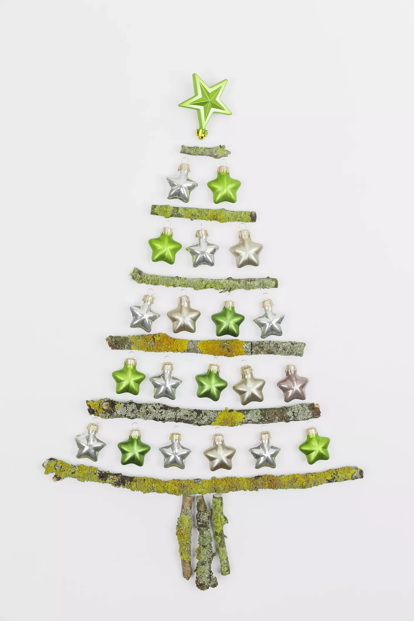 43 DIY Christmas Tree Ideas That Will Wow Your Holiday Guests A Mossy Green Tree