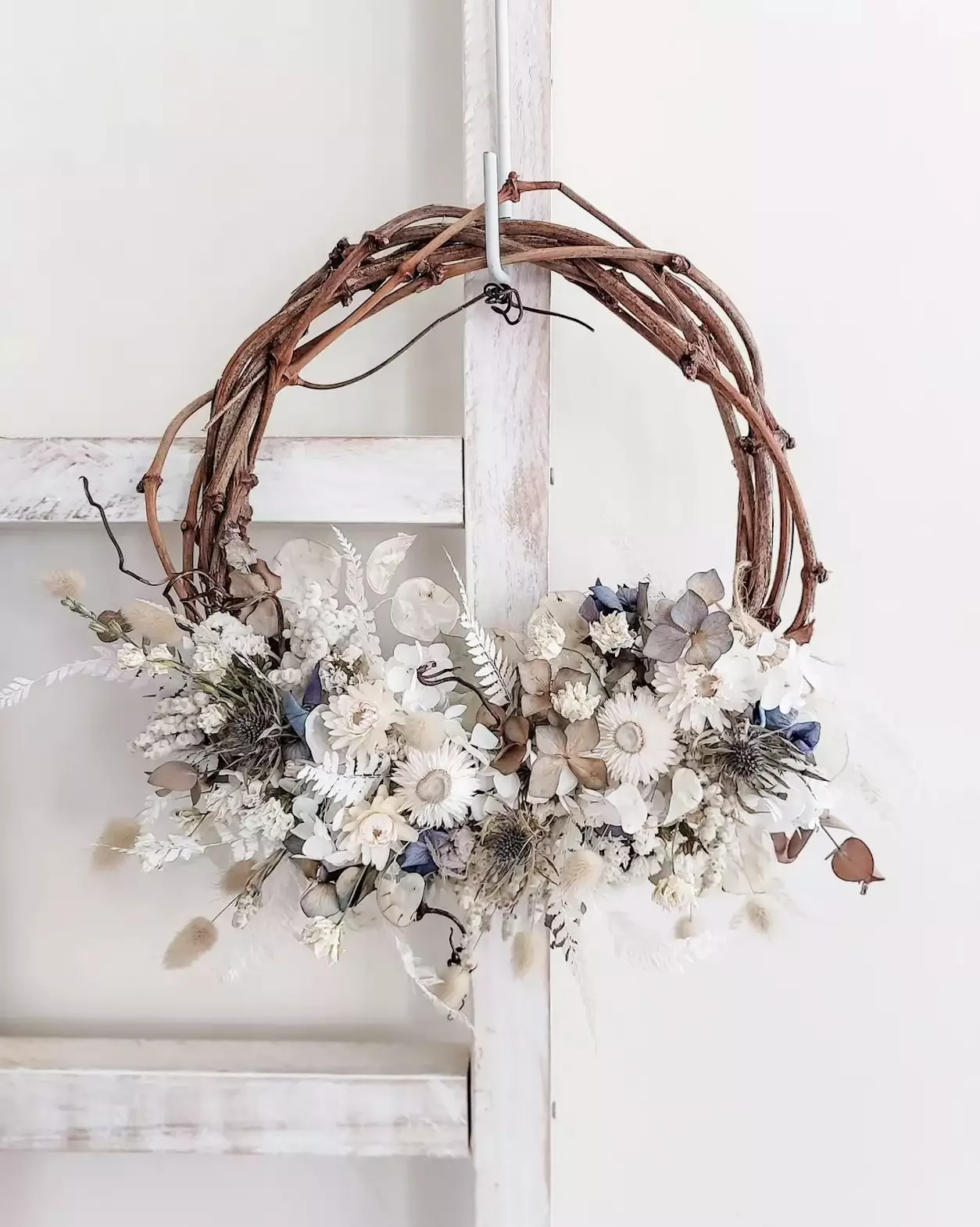 25 Beautiful Summer Wreath Ideas to Brighten Your Front Door 17 A Neutral-Toned Wreath