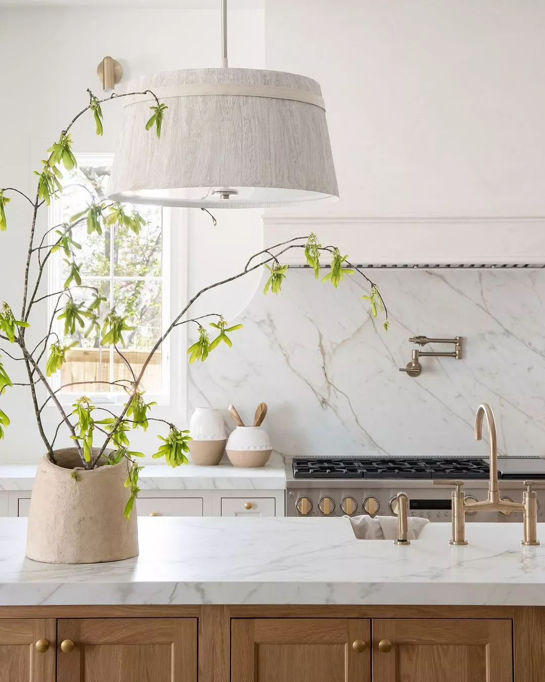 68 Charming Farmhouse Kitchen Ideas That Never Go Out of Style A Pop of Fresh Greenery