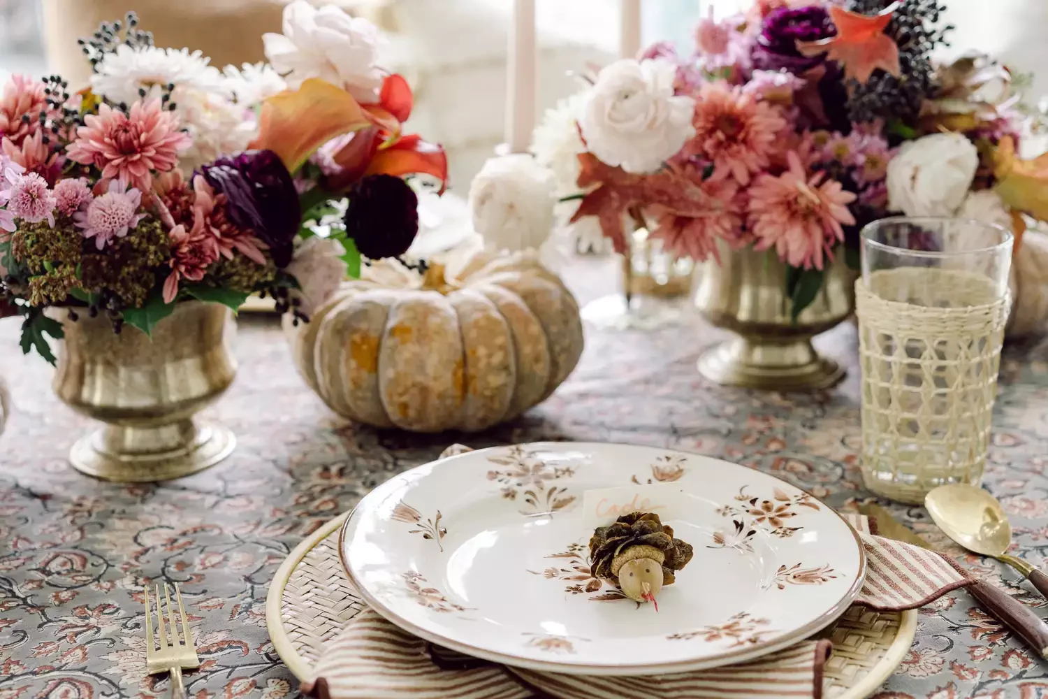 29 Stunning Fall Centerpiece Ideas to Transform Your Seasonal Table 14 A Small Centerpiece With Big Style