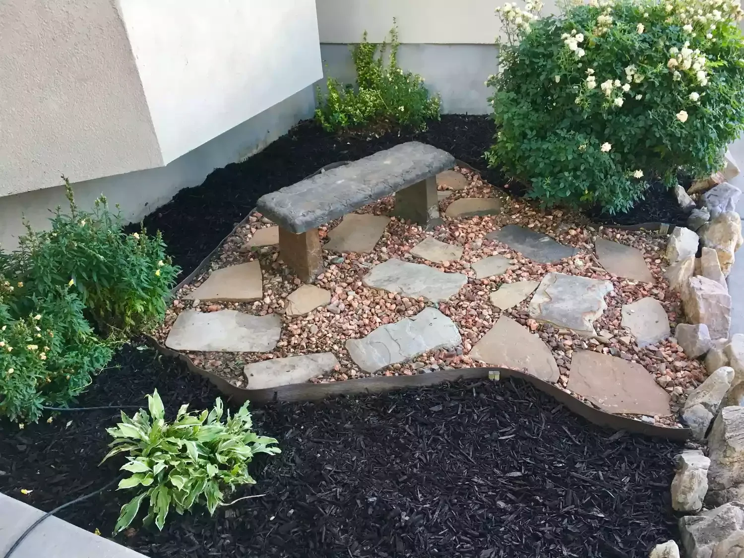 30 Stunning Front Yard Ideas Using Rocks and Mulch A Tranquil Spot