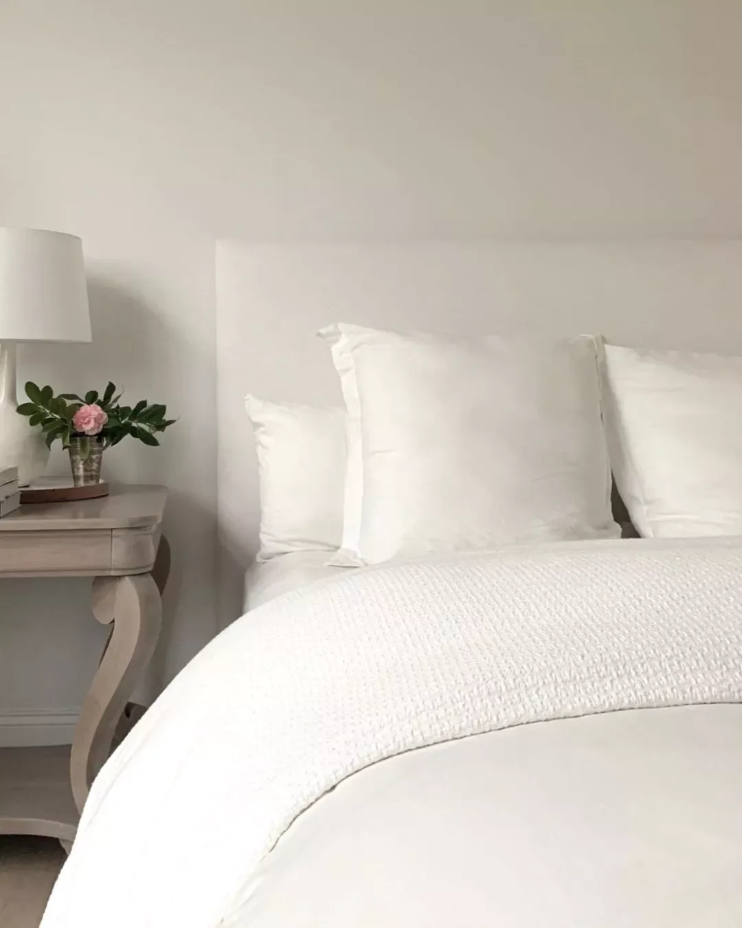 40 White Bedroom Ideas That Will Transform Your Space Into a Stunning Retreat 39 A White Bedroom With Modern Bedding