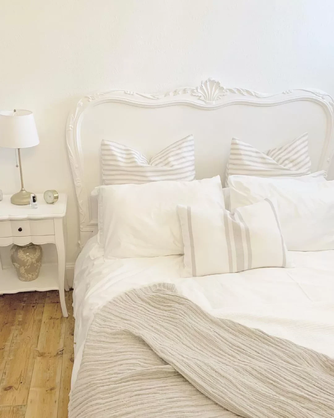 40 White Bedroom Ideas That Will Transform Your Space Into a Stunning Retreat 36 A White Bedroom With a Curved Headboard