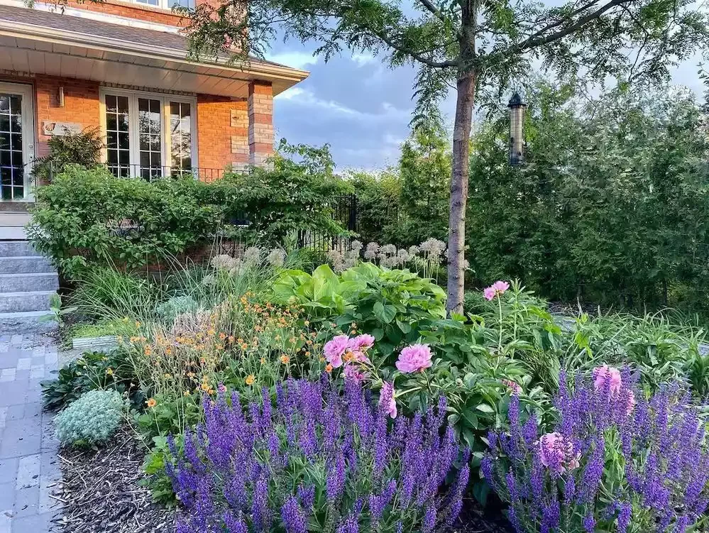 82 Stunning Front Yard Landscaping Ideas to Transform Your Home's Curb Appeal This Spring Abundant Spring Color