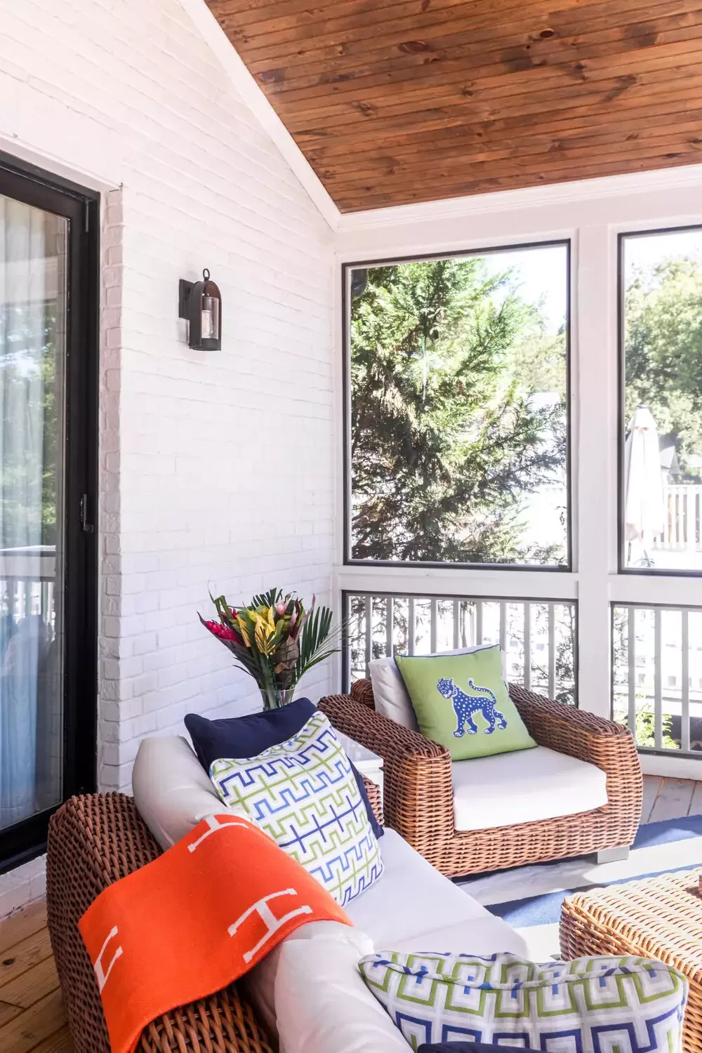 62 Stunning Screen Porch Ideas to Create the Perfect Indoor-Outdoor Retreat Accent With Bold Colors