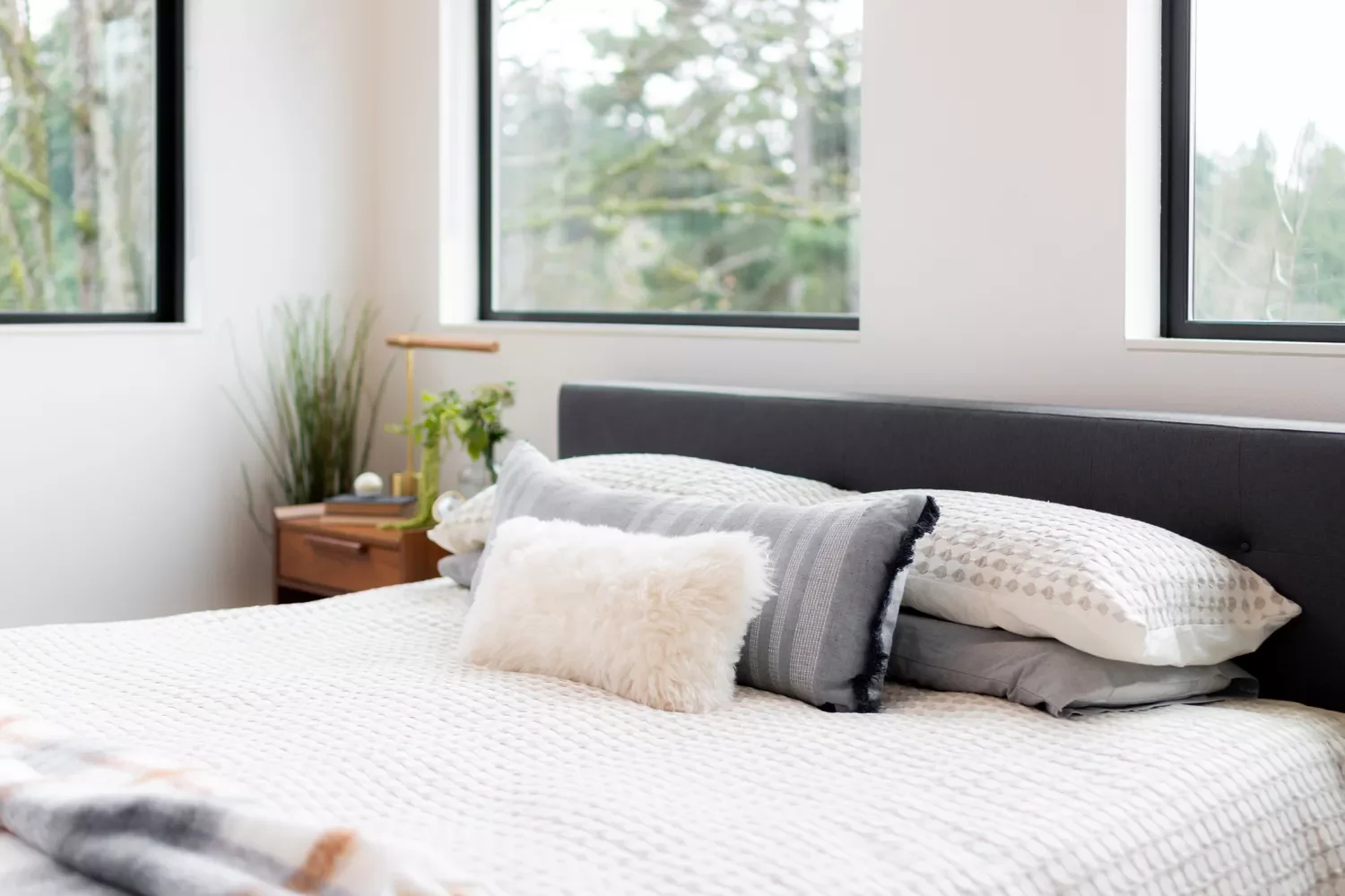 41 Cozy Earth-Inspired Bedroom Ideas That Will Transform Your Sleep Space 7 Accent With Faux Fur