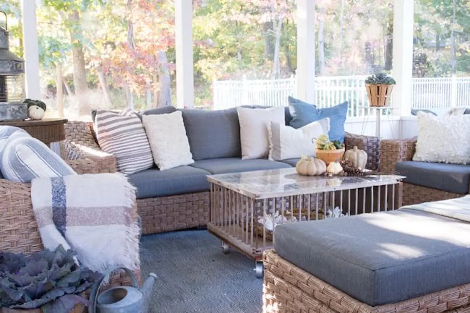 62 Stunning Screen Porch Ideas to Create the Perfect Indoor-Outdoor Retreat Accent With Metals