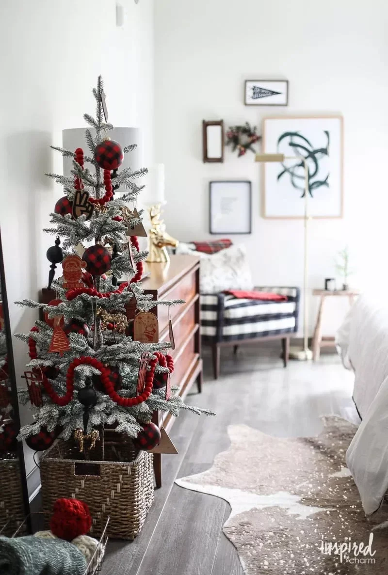 32 Christmas Bedroom Decor Ideas That Make Mornings Magical Accent with Red and Black