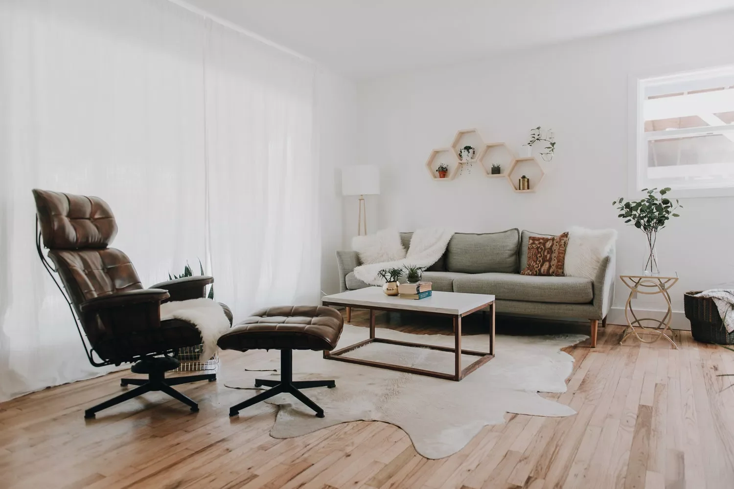 20 Beautiful Living Room Shelving Ideas to Transform Your Space 5 Add Floating Shelves