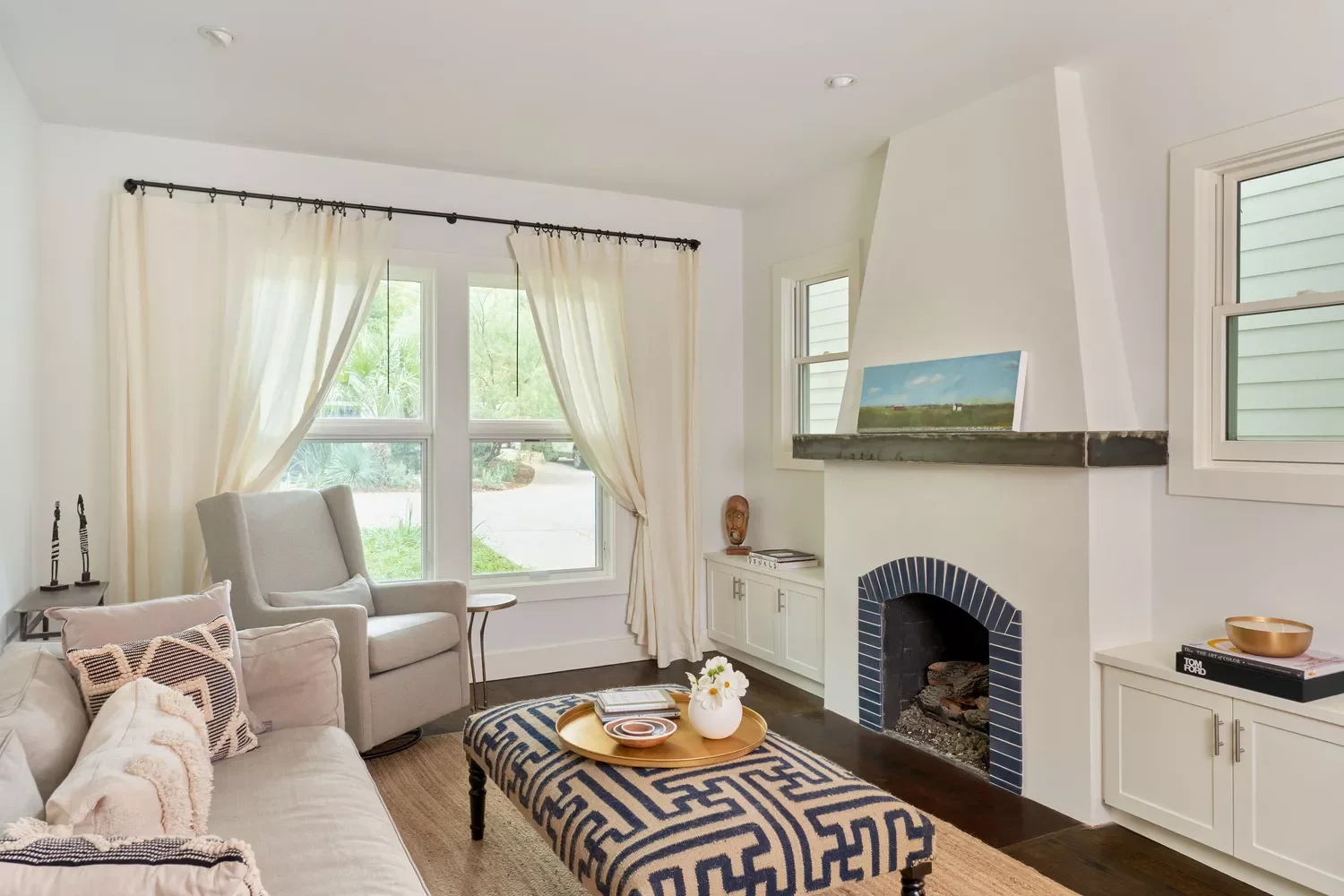 50 Elegant Living Room Ideas That Feel Warm and Inviting 22 Add Geometric Accents