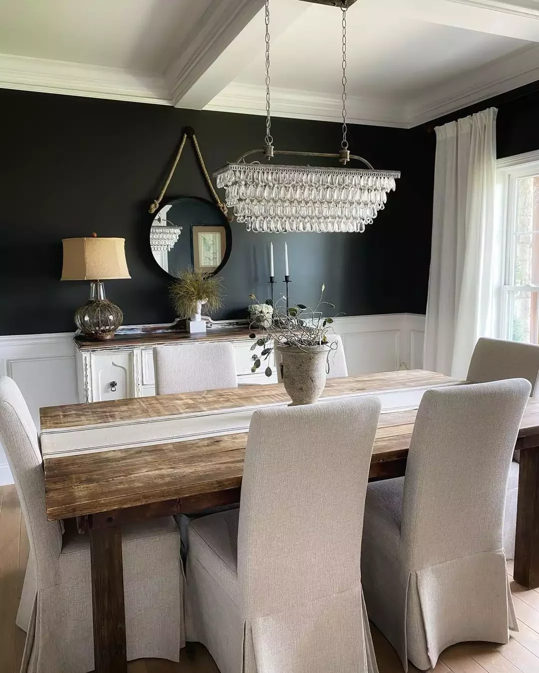 40 Stunning Black Dining Room Ideas to Transform Your Space 34 Add In Light with Linens