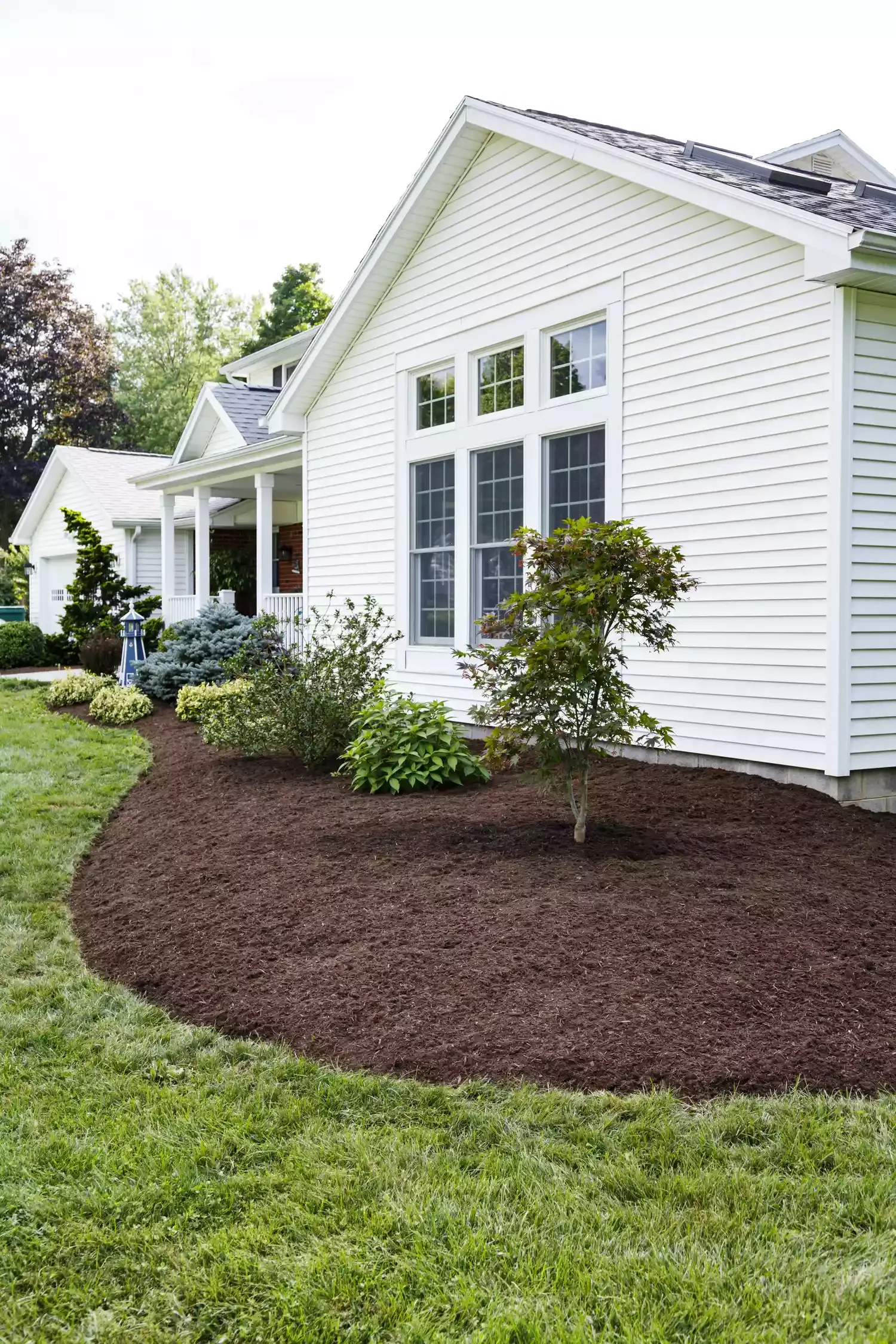 23 Budget-Friendly Front Yard Makeover Ideas That Will Wow Your Neighbors Add Mulch