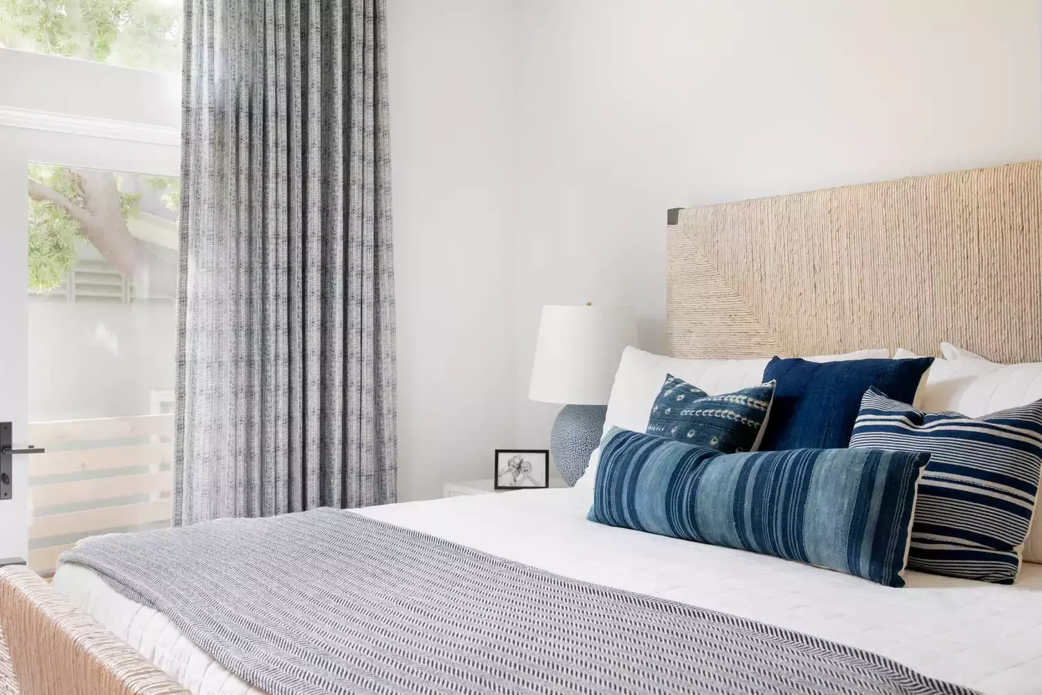 25 Stunning Navy Blue Bedroom Ideas That Will Transform Your Space 21 Add Navy Throw Pillows
