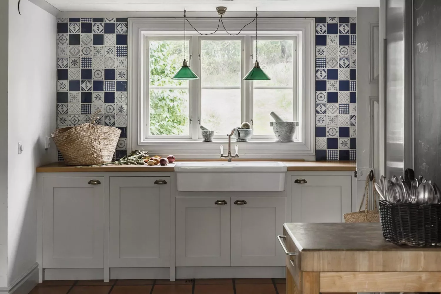 23 Cozy Country Kitchen Ideas That Create Instant Warmth 11 Add Patterned Tile
