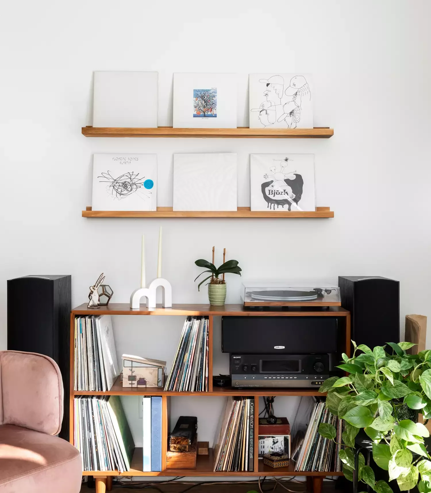 20 Beautiful Living Room Shelving Ideas to Transform Your Space 19 Add Picture Ledges