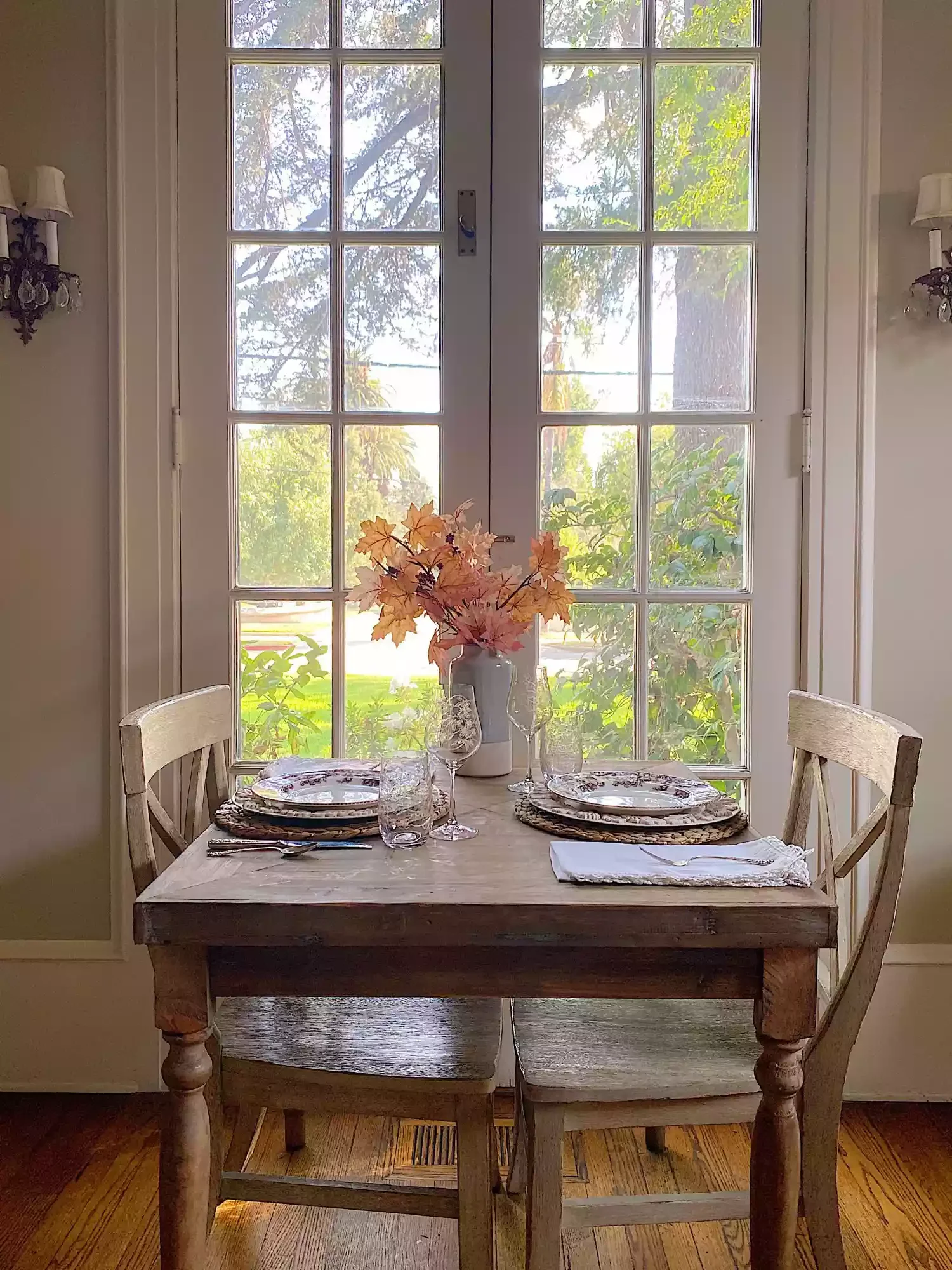 78 Beautiful Fall Table Decorating Ideas to Transform Your Seasonal Celebrations 43 Add Some Farmhouse Romance