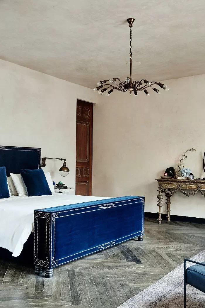 40 Modern Bedroom Ideas That Will Wake Up Your Space 35 Add Some Glamour
