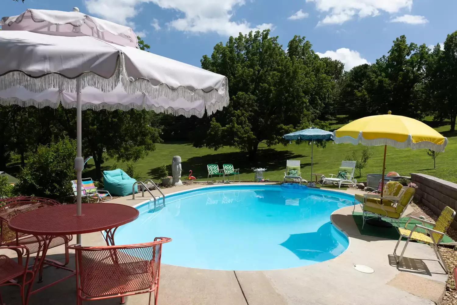 21 Creative Ways to Add Shade Around Your Pool Area 6 Add Umbrellas Poolside