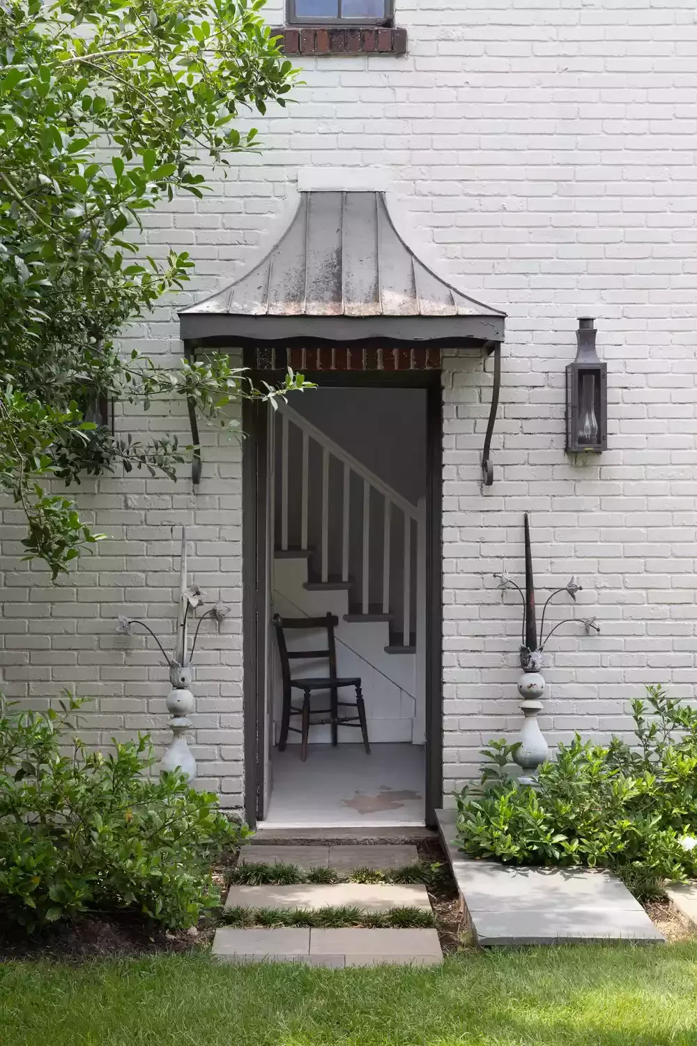 39 Stunning Front Door Decor Ideas to Welcome Every Season Add Vintage Accessories