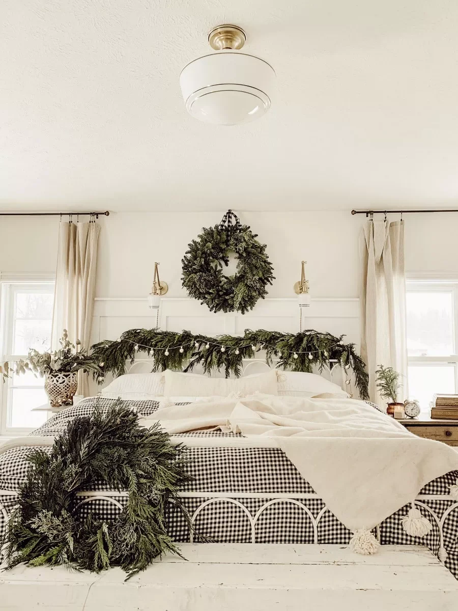 32 Christmas Bedroom Decor Ideas That Make Mornings Magical Add Volume With Greens