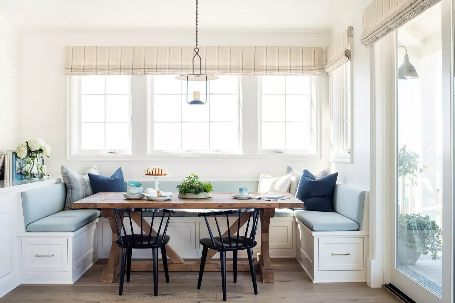 20 Beautiful Coastal Kitchen Designs That Will Transform Your Home 5 Add a Breakfast Nook