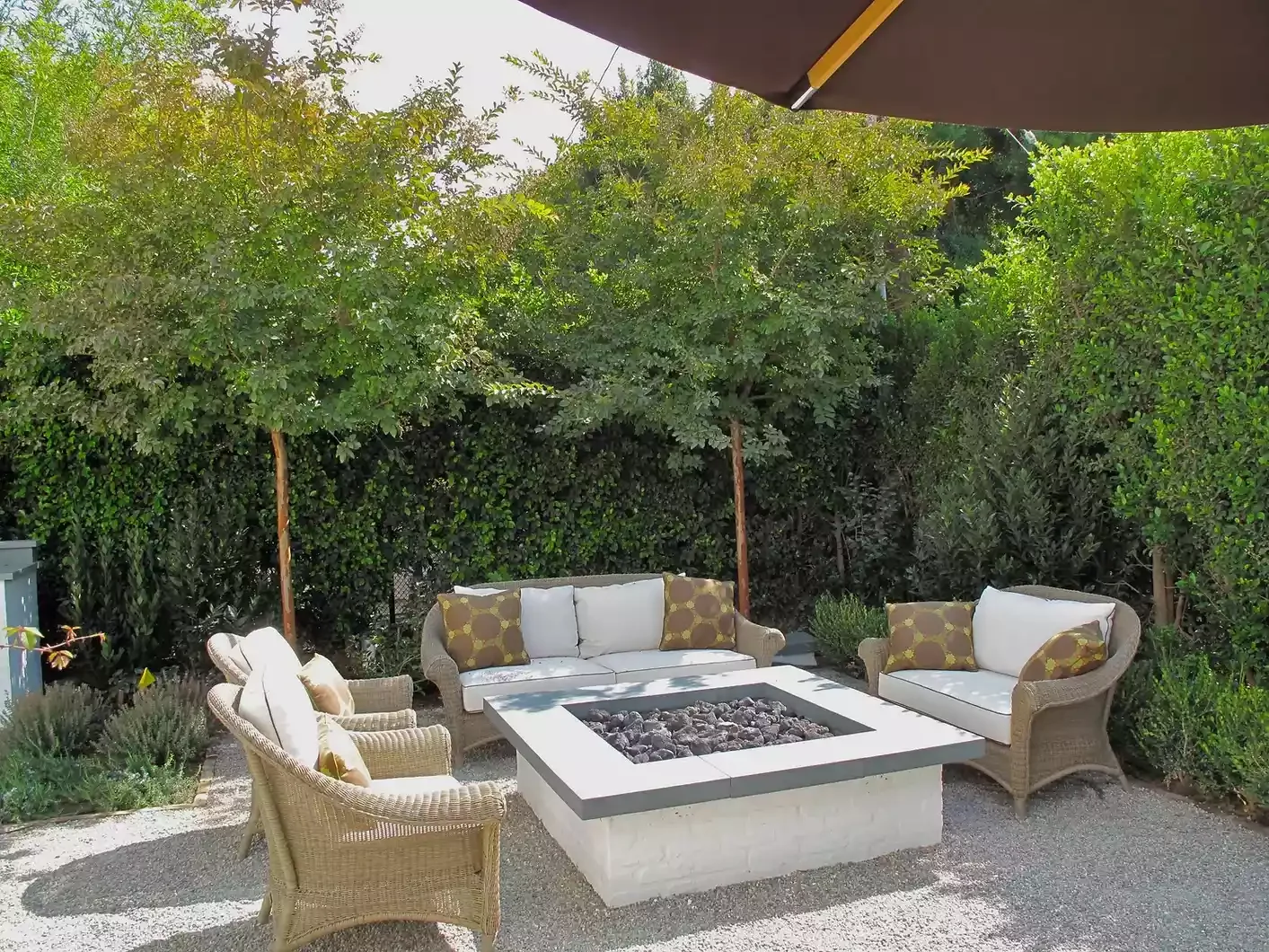 20 Beautiful Brick Fire Pit Designs to Transform Your Outdoor Space 15 Add a Contrasting Top
