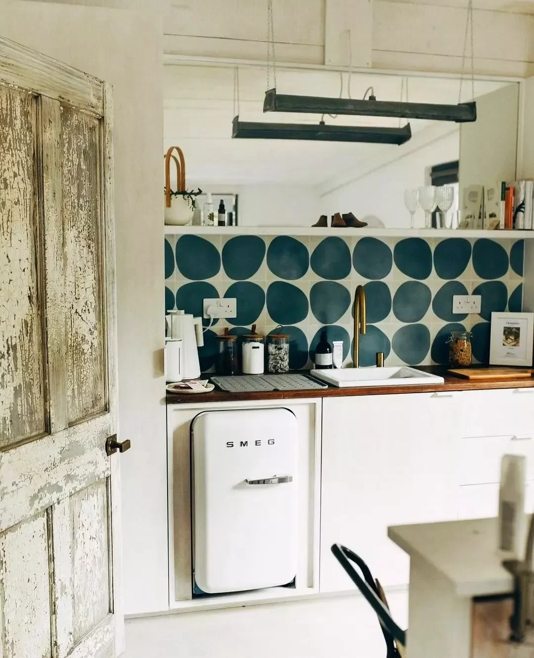 22 Budget-Friendly Small Kitchen Transformations That Create Maximum Impact 5 Add a Cute Backsplash