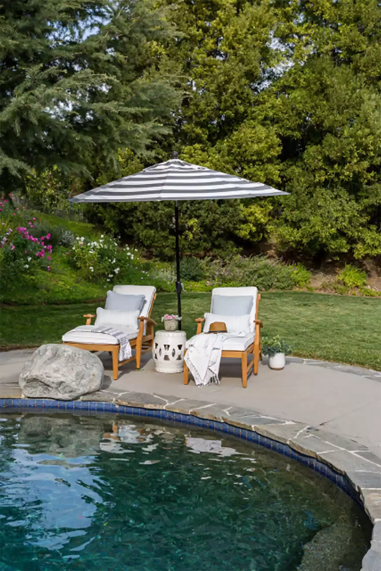 38 Stunning Pool Deck Designs for Your In-Ground and Above-Ground Swimming Pool 17 Add a Flagstone Border