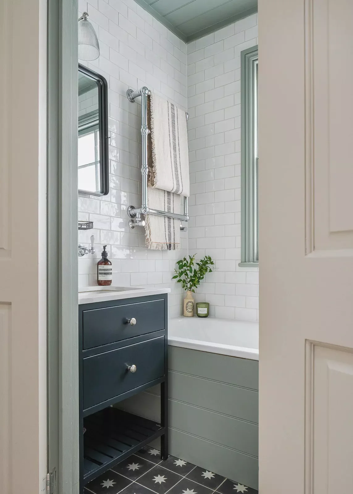 16 Stunning Tub-Shower Combination Ideas That Look Absolutely Amazing 4 Add a Heated Towel Rack