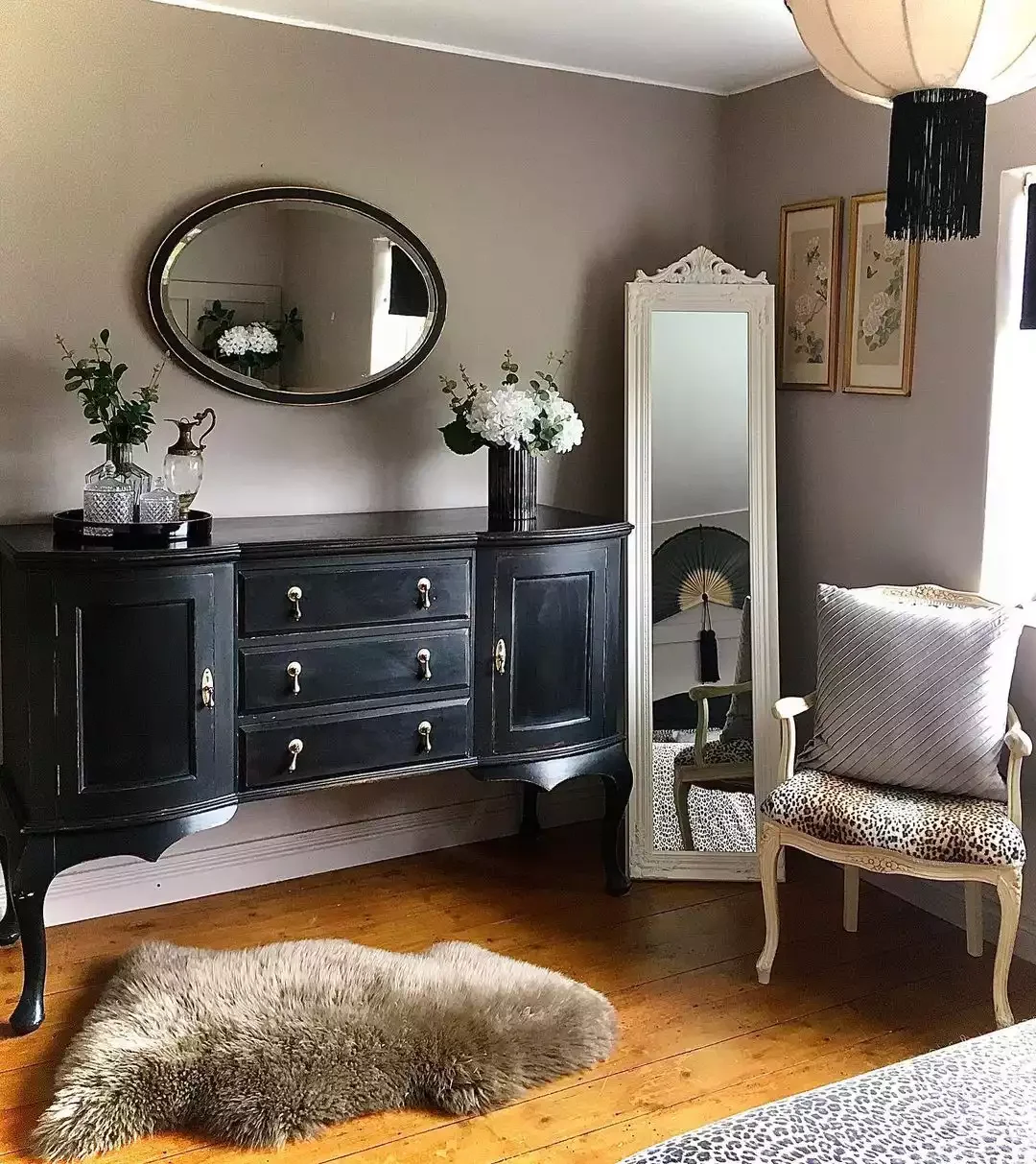 25 Charming Ways to Create Your Dream Vintage-Style Bedroom 25 Add a Pop of Leopard