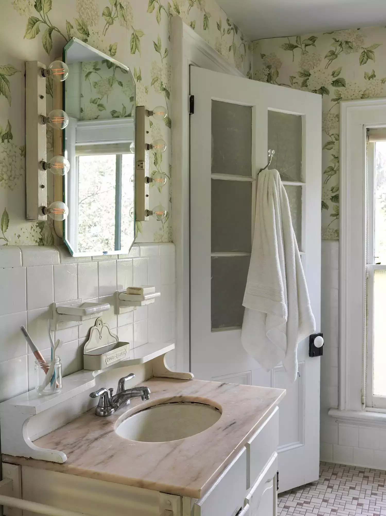 32 Stunning Modern Farmhouse Bathroom Ideas for Timeless Style 25 Add a Retro Modern Spin