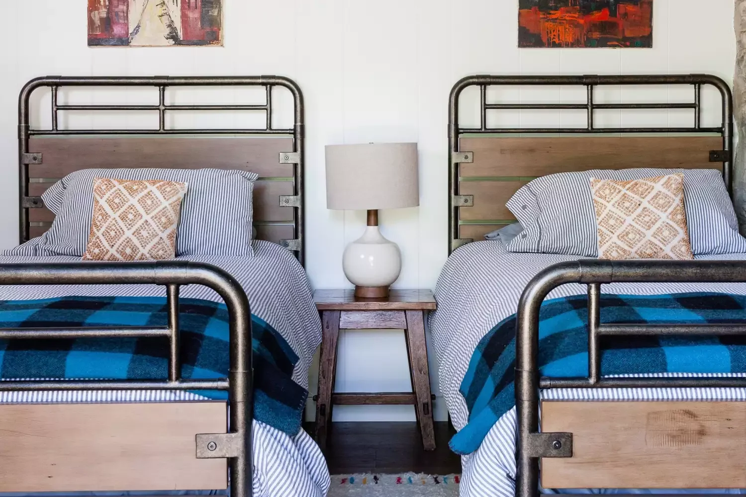 65 Cozy Fall Decorating Ideas to Transform Your Home This Autumn 8 Add an Extra Blanket