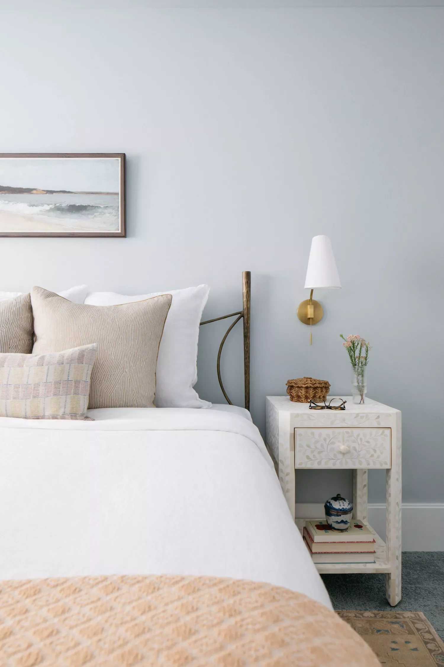 31 Luxurious Bedroom Design Ideas That Transform Your Space Into a Five-Star Retreat 29 Admire a Print