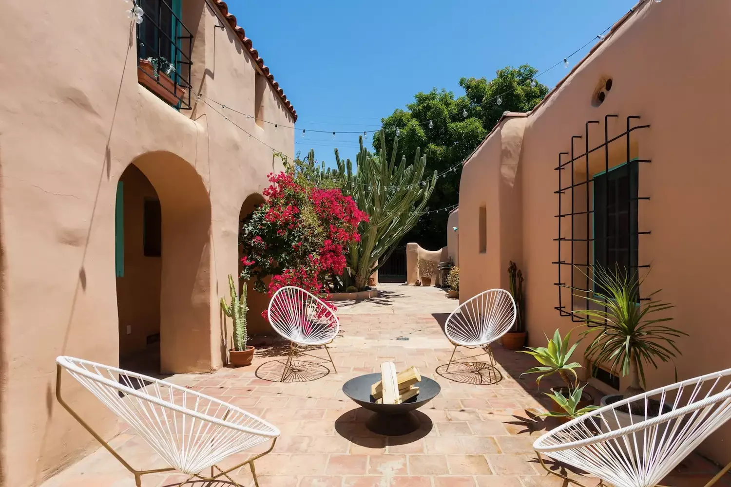 52 Beautiful Courtyard Ideas That Transform Your Outdoor Living Space Adobe House Courtyard