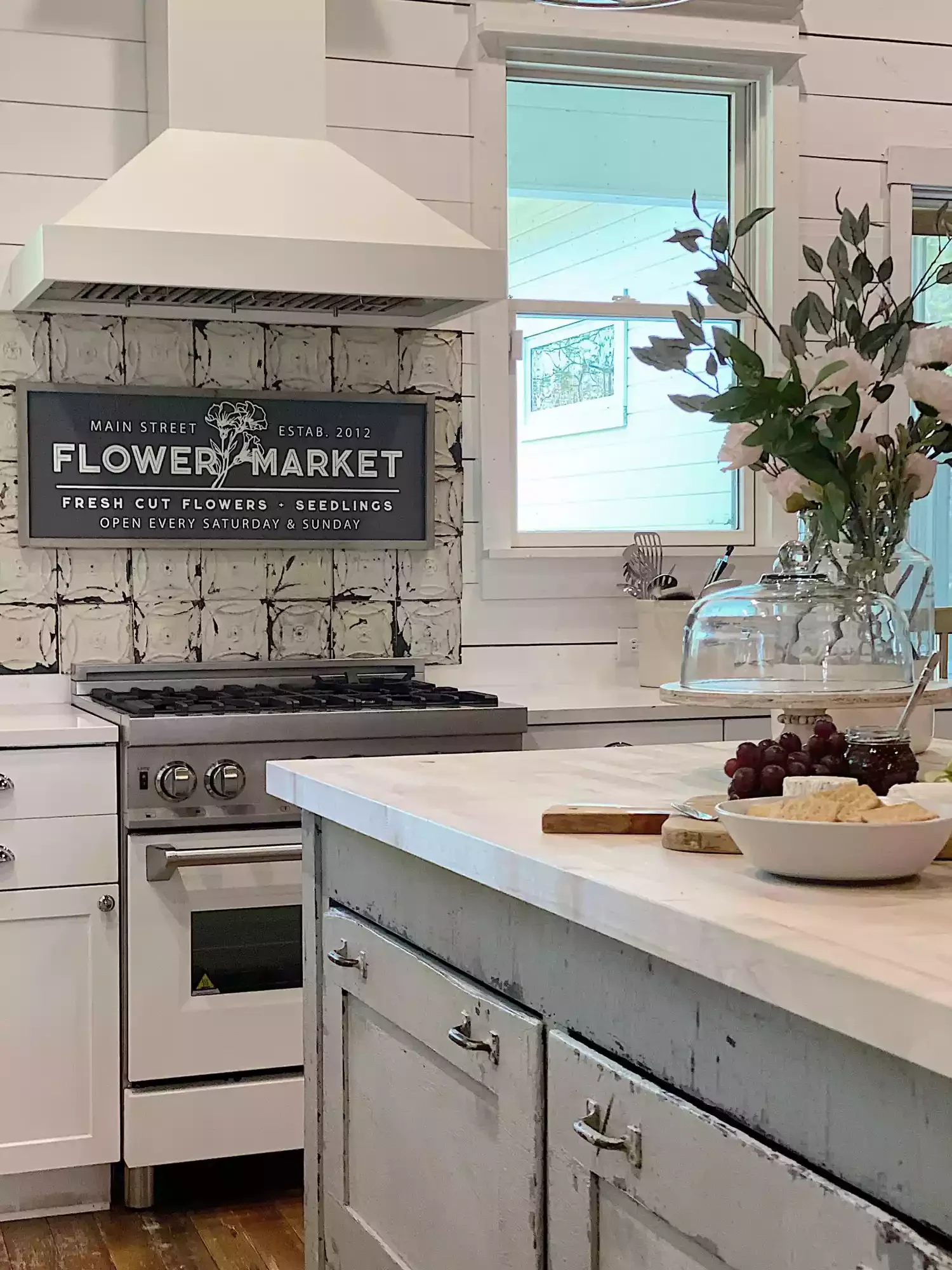51 Cozy Farmhouse Wall Decorating Ideas That'll Transform Your Space 20 Aged Finishes