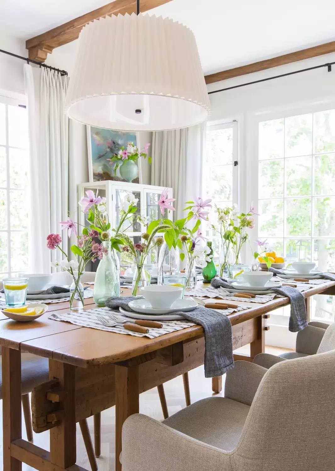 34 Stunning Tablescape Ideas to Transform Your Dining Experience All Year Long Airy Floral Tablescape