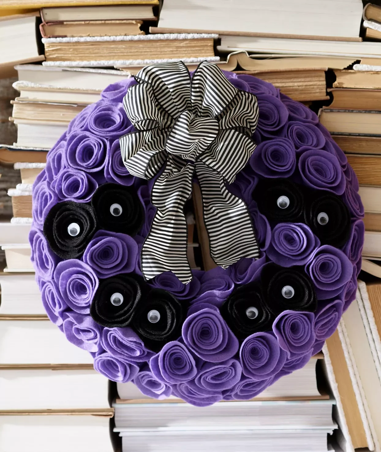 80 Quick Halloween Crafts You Can Complete in One Day 2 All-Eyes-on-It Wreath