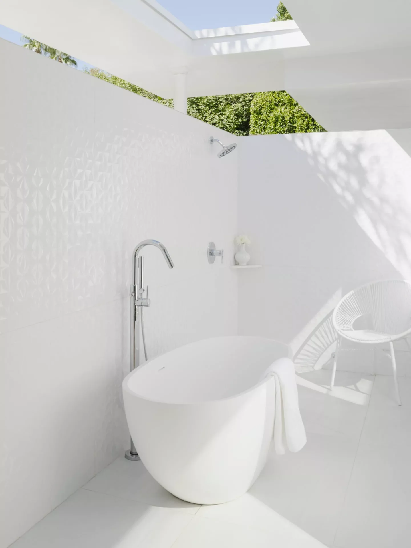 50 Luxurious Bathroom Ideas to Create Your Perfect Self-Care Sanctuary 21 All-White Bathroom