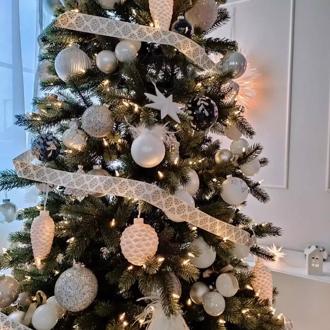 60 Stunning Christmas Tree Ideas to Transform Your Home This Holiday Season 33 All-White Ornaments