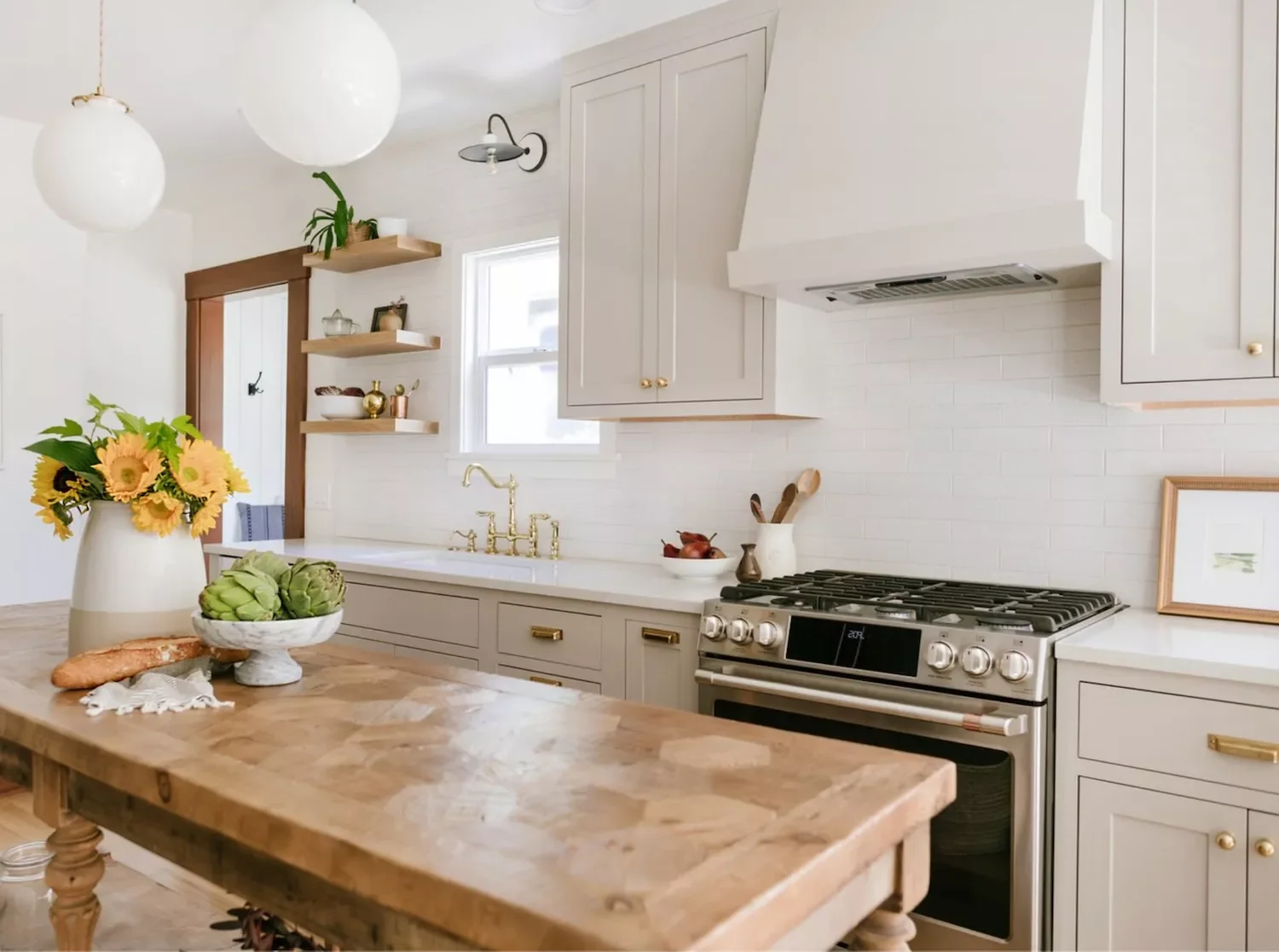 39 Beautiful Farmhouse Kitchen Backsplash Ideas to Transform Your Space 5 All-White Subway Tile